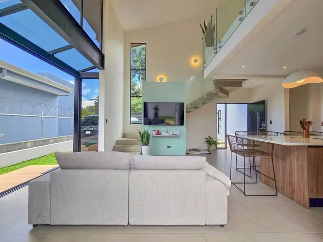 Casa Independiente Contemporánea con Jardín en Bello Horizonte Escazú - Imagen 6