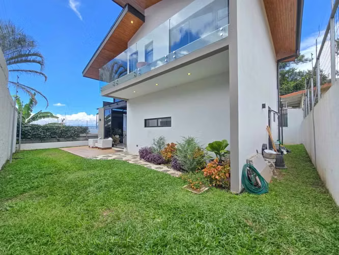 Casa Independiente Contemporánea con Jardín en Bello Horizonte Escazú - Imagen 3