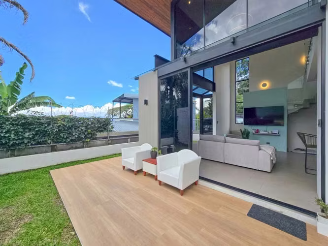 Casa Independiente Contemporánea con Jardín en Bello Horizonte Escazú - Imagen 4
