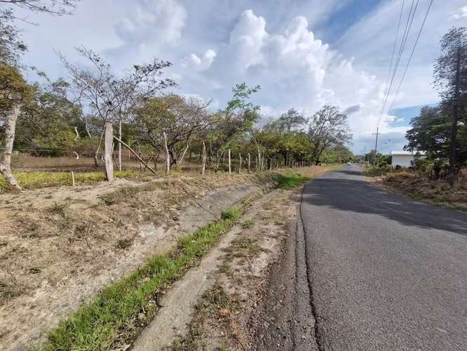 Terreno en venta de 300 m² en B. Guadalupe, Liberia, Gte. Frente a carrt. Curubandé. Agua, luz y apto para construir - Imagen 4