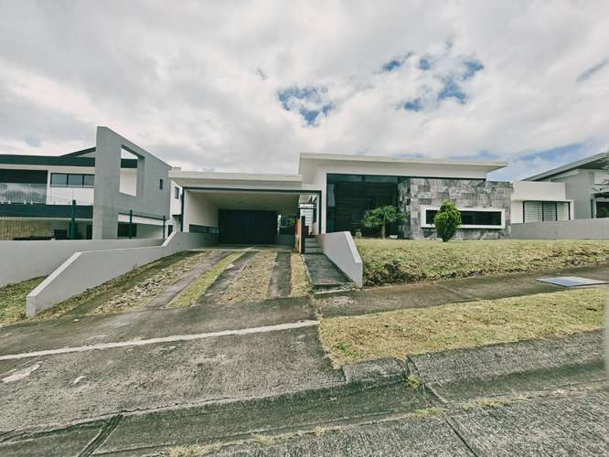¡Alquiler de casa en San Isidro de Heredia! Residencial Lomas del Zurqui