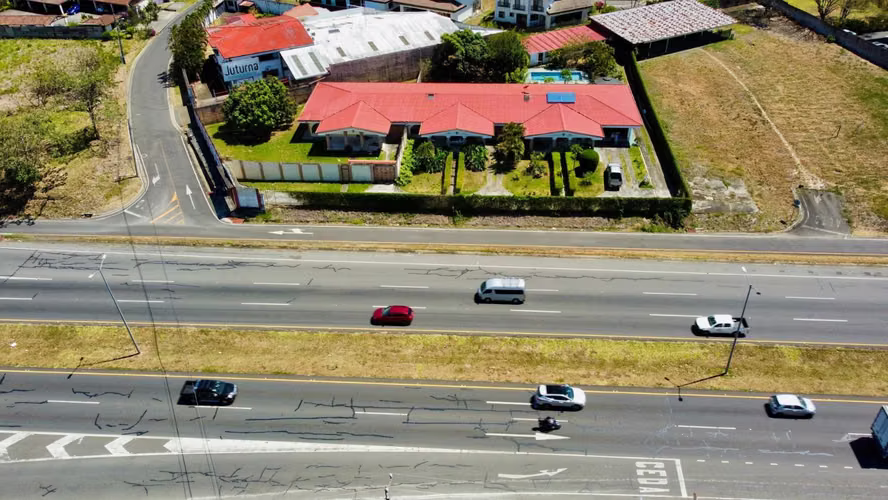 Se vende Propiedad con 3 edificaciones  - Imagen 3