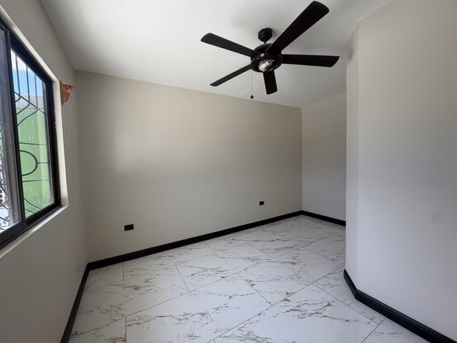 A la venta casa de 6 dormiten El Loma 2000 El Coyol de Alajuela - Imagen 3