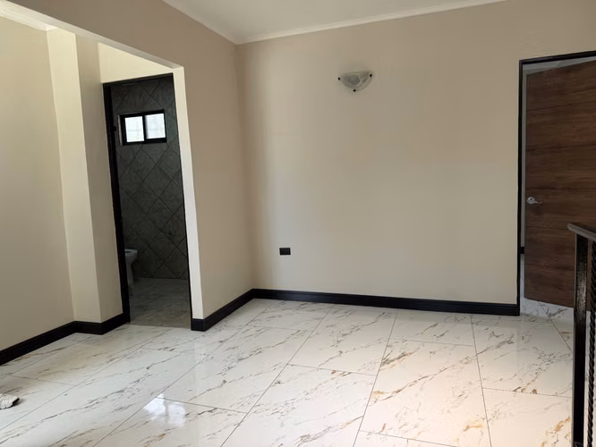 A la venta casa de 6 dormiten El Loma 2000 El Coyol de Alajuela - Imagen 6