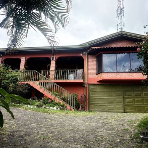 Se vende amplia casa en el Alto de las Palomas, Escazú.