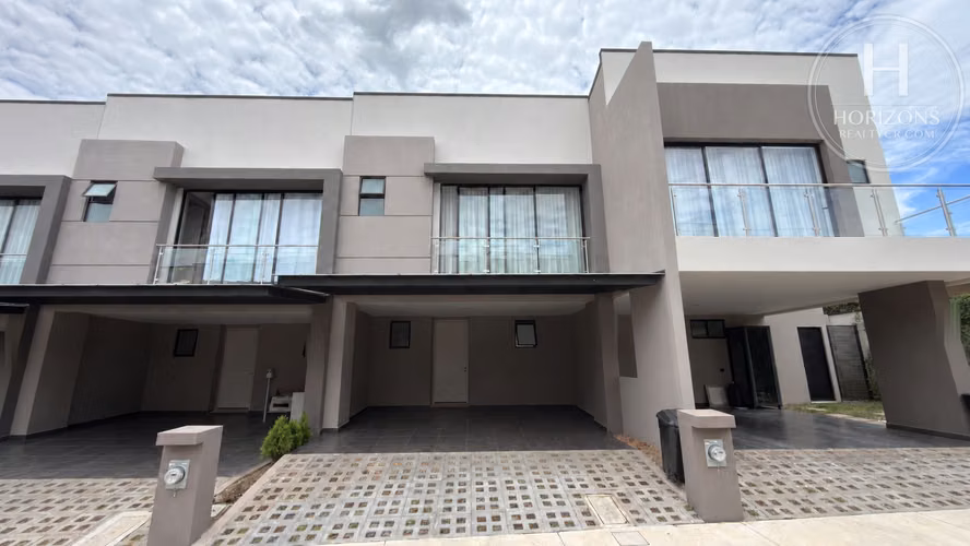 Se Vende Casa Condominio Lindora Village Santa Ana 3 Habitaciones mas Sala de TV y Patio NJA1465JB