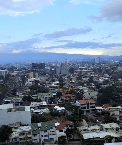 Viva o Invierta: Apto NUEVO Esquinero Amoblado en Los Yoses | Vistas 180° ($210K) - Imagen 18