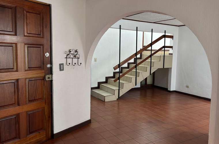 Venta de Amplio Apartamento La Uruca