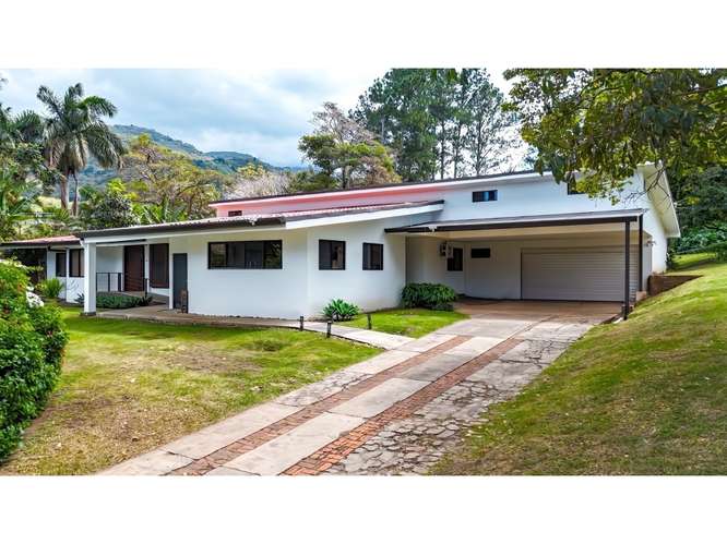 Hermosa propiedad de una planta rodeada de jardines, Santa Ana - Imagen 17