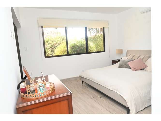 Hermosa propiedad de una planta rodeada de jardines, Santa Ana - Imagen 11