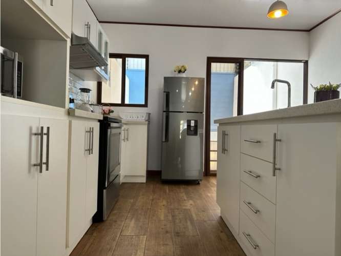 Moderna Casa con Ubicación Excepcional en Santa Ana - Imagen 2