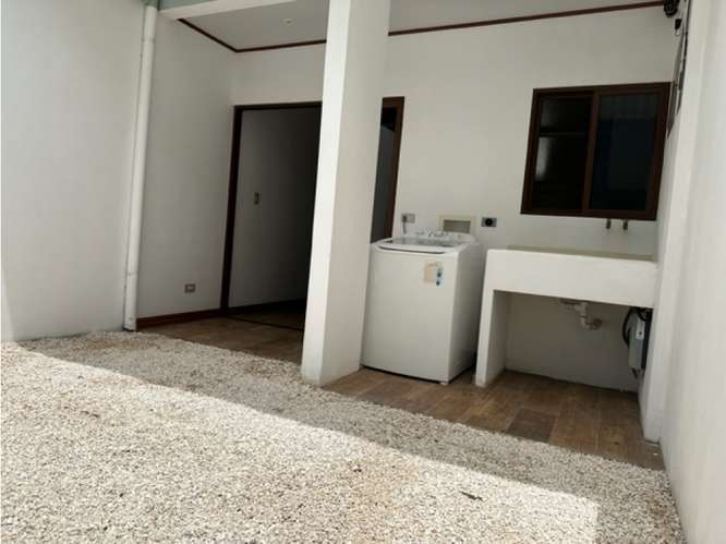 Moderna Casa con Ubicación Excepcional en Santa Ana - Imagen 11