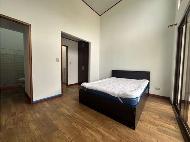 Moderna Casa con Ubicación Excepcional en Santa Ana - Imagen 20