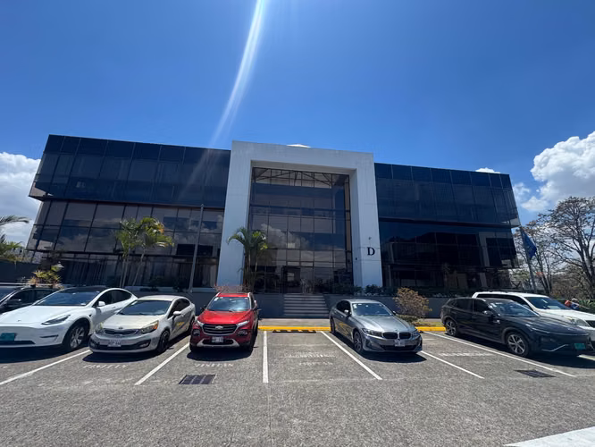Oficina amueblada de 247 m² con aire acondicionado y 4 estacionamientos en Ofiplaza del Este - Imagen 2