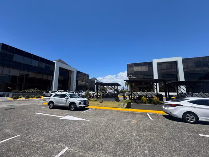 Oficina amueblada de 247 m² con aire acondicionado y 4 estacionamientos en Ofiplaza del Este