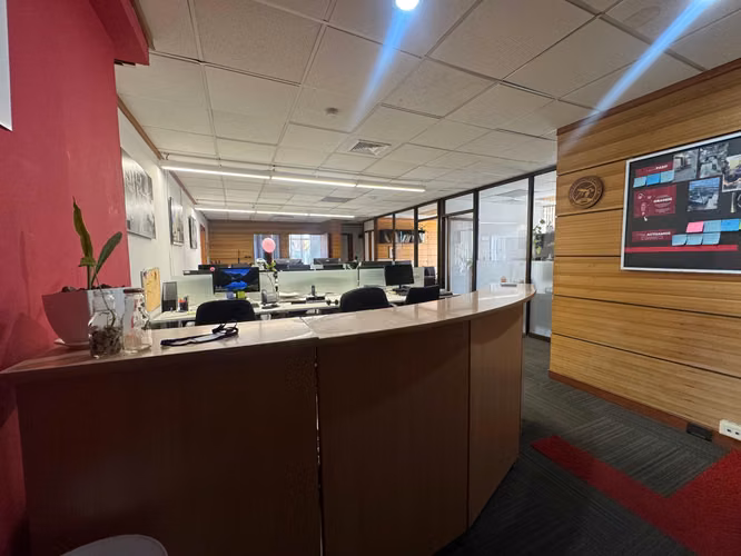 Oficina amueblada de 247 m² con aire acondicionado y 4 estacionamientos en Ofiplaza del Este - Imagen 3