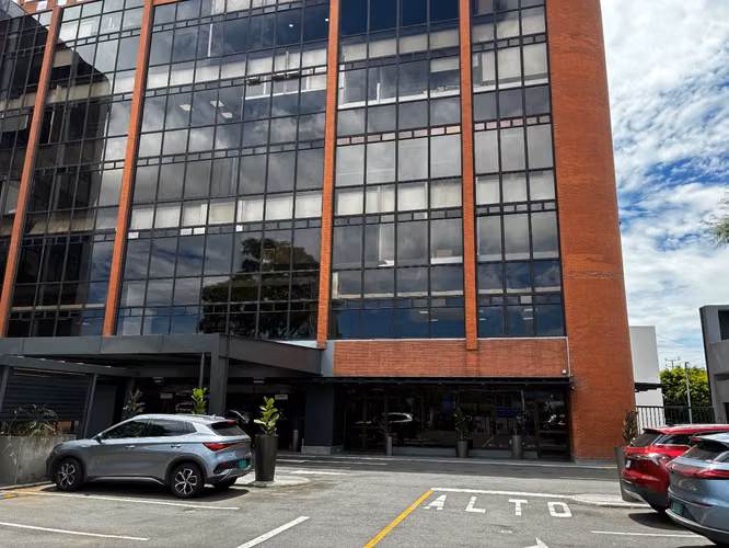 Oficina en alquiler de 300 m² en centro corporativo, Paseo Colón, con seguridad 24 horas