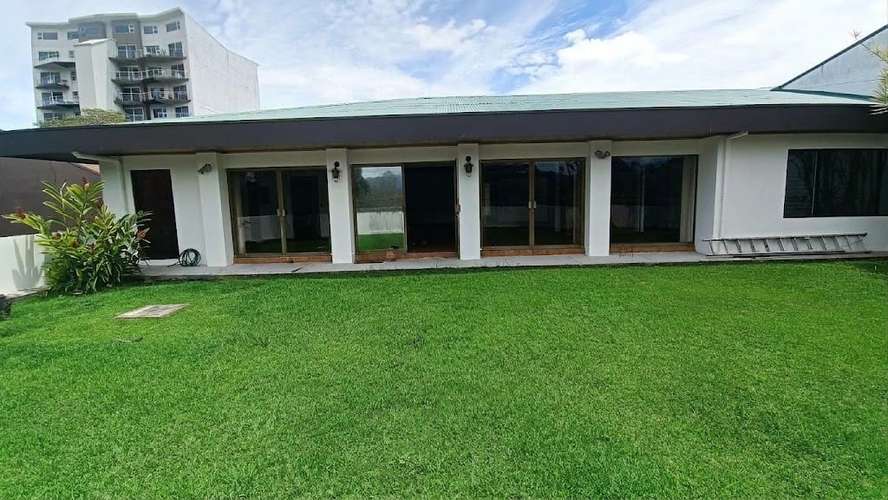 Se alquila casa de un piso con amplia zona verde y espacio para 4 carros  - Imagen 14