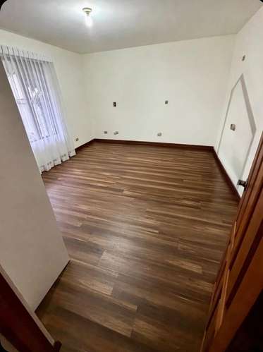 Se alquila casa de un piso con amplia zona verde y espacio para 4 carros  - Imagen 18