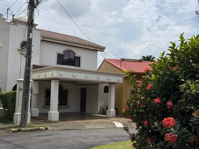 EN VENTA - AMPLIA CASA - RESIDENCIAL EL PASO DE LAS GARZAS - BELEN