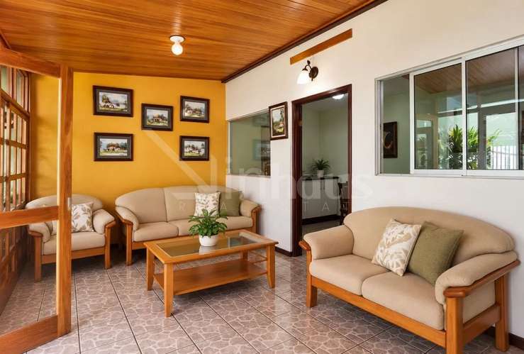 Venta de casa con jardín - La Unión
