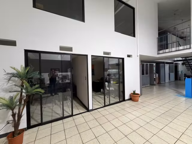 Ofibodega en alquiler de 300m² con seguridad 24/7 en Barrio México, San José - Imagen 2