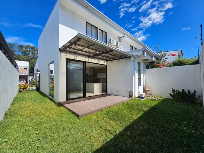 Townhouse en Condominio en Pozos, Santa Ana, 3HAB/2.5BA - 160 m2 - Imagen 2