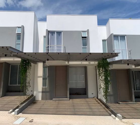 Casa amueblada. 3 hab-3baños-2parqueos. Alquiler. Condominio. Piedades. Santa Ana. AVB