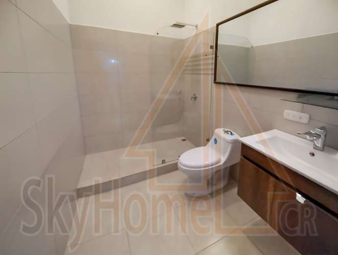 50 / Casa / Alquiler / Guachipelín Norte / 2 hab / 2 Parqueos / Seguro - Imagen 4