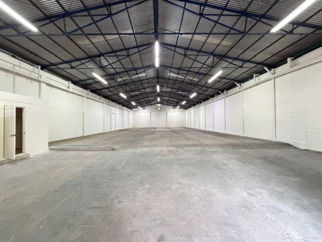 Alquiler de bodega/local comercial de 630m² con excelente exposición en San José Capital