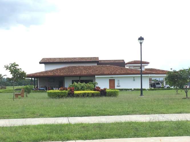 Vendo una Hermosa Casa de un solo nivel en Residencial Los Reyes, Condominio Los Manzanos. 