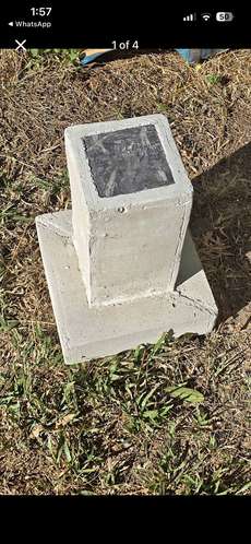 Base de hormigón con refuerzo para la construcción rápida de estructuras 
