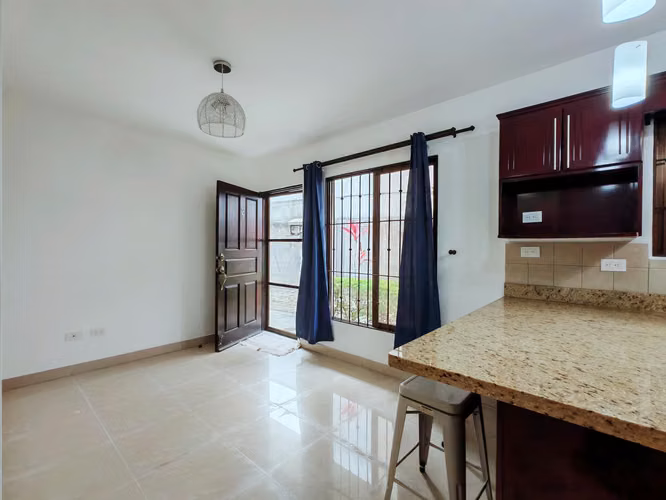 Santa Ana - ATENCIÓN INVERSIONISTA- 2 habitaciones + Oficina- 2 parqueos - Imagen 3