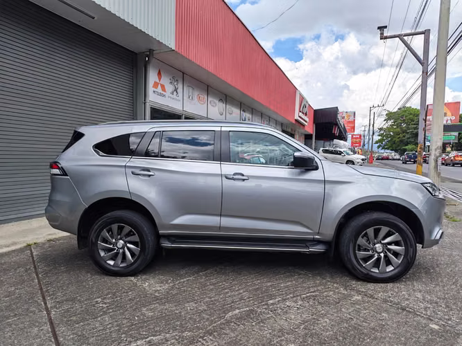 Isuzu MU-X UJSL 202 año 2022