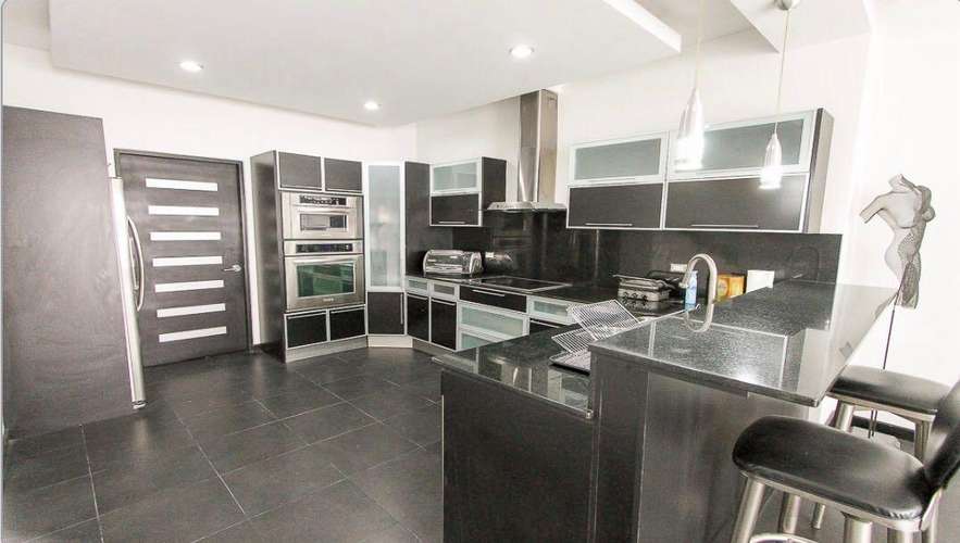 274 /Casa Moderna en Alquiler / Condominio / Trejos Montealegre / 3 Niveles / Terraza Panorámica / Acabados de 