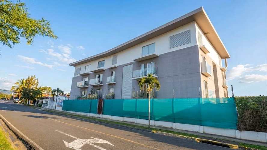 Venta de apartamento de 2 cuartos en condominio en Pinares, Curridabat #