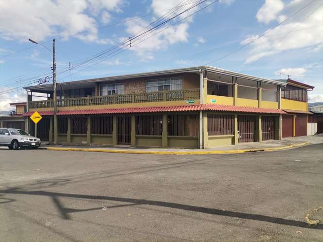 Venta de Propiedad Esquinera con 2 Apartamentos y Local Comercial – San Sebastián, cerca de Walmart - Imagen 1
