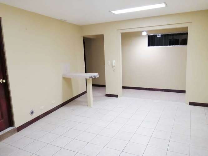 Second-floor apartment, Santa Ana 300,000