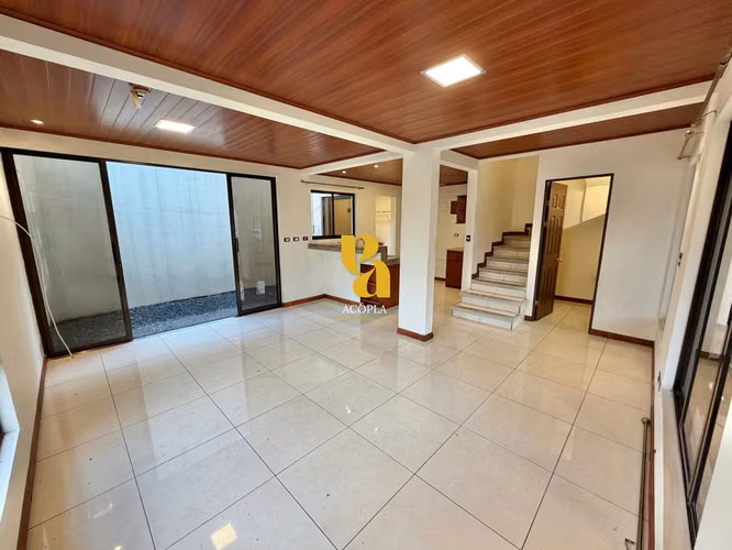 Alquiler de casa de 3 habitaciones en residencial en Santa Ana