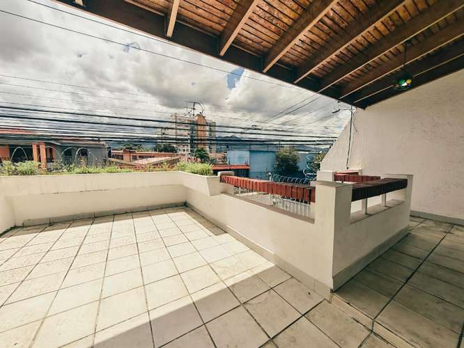 Se alquila apartamento en Sabana Sur. Servicios incluidos. - Imagen 1