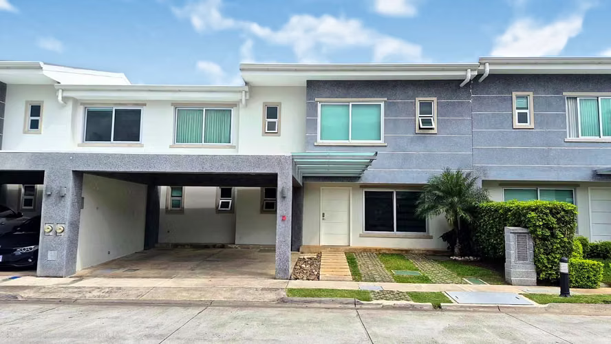 Casa en venta en condominio con piscina | 4 habitaciones con baño propio | Piedades de Santa Ana  RZ