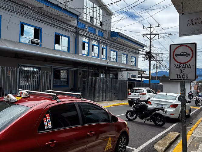 Edificio en venta en Alajuela centro, a 200 metros de la Catedral, con 3 locales comerciales y balcón - Imagen 4