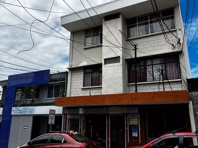 Edificio en venta en Alajuela centro, a 200 metros de la Catedral, con 3 locales comerciales y balcón