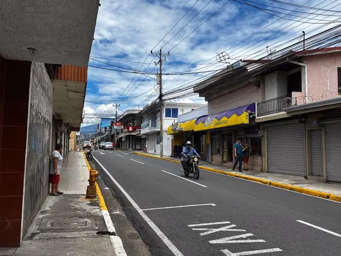 Edificio en venta en Alajuela centro, a 200 metros de la Catedral, con 3 locales comerciales y balcón - Imagen 2