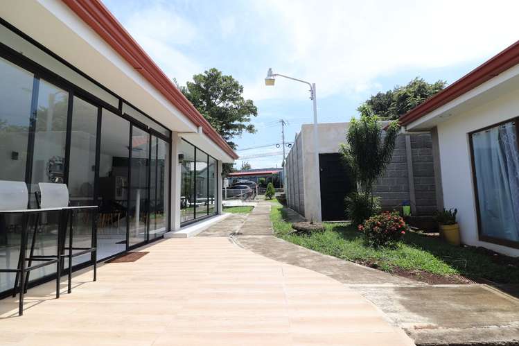 SE VENDE-Propiedad con 3 Unidades, Piscina y Amplio Terreno en La Guácima KVV - Imagen 2