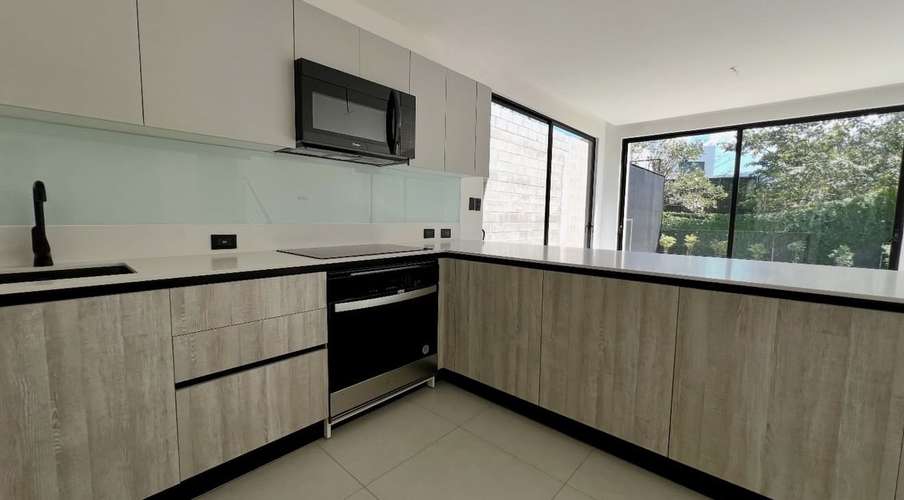 Alquiler de casa para estrenar en Lindora en condominio premium 