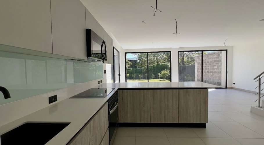 Alquiler de casa para estrenar en Lindora en condominio premium 