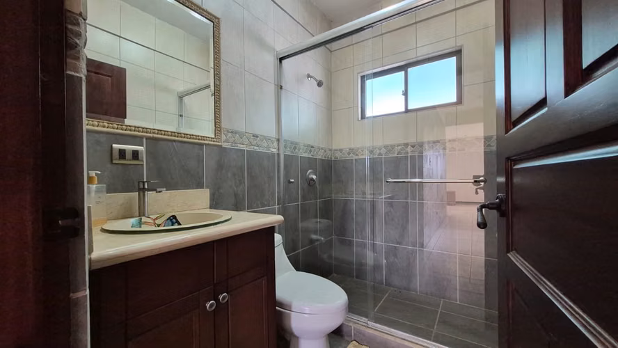 Casa en venta en condominio, La Guácima | 5 hab. + suite independiente RZ - Imagen 12