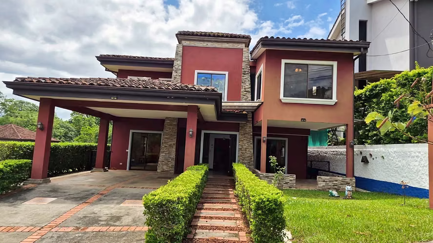 Casa en venta en condominio, La Guácima | 5 hab. + suite independiente RZ