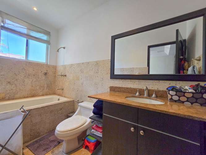 Lujosa Casa con Piscina Privada y Vista en Exclusivo Condominio en Guachipelín Escazú - Imagen 14